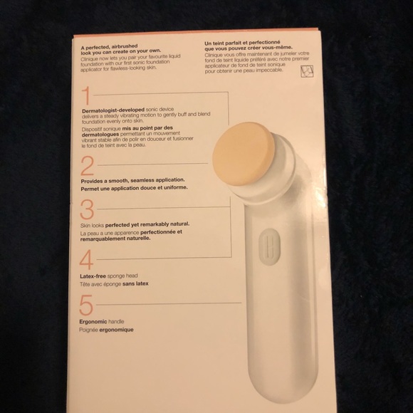 Clinique Sonic Airbrushed Liquid Foundation Brush - Picture 2 of 4